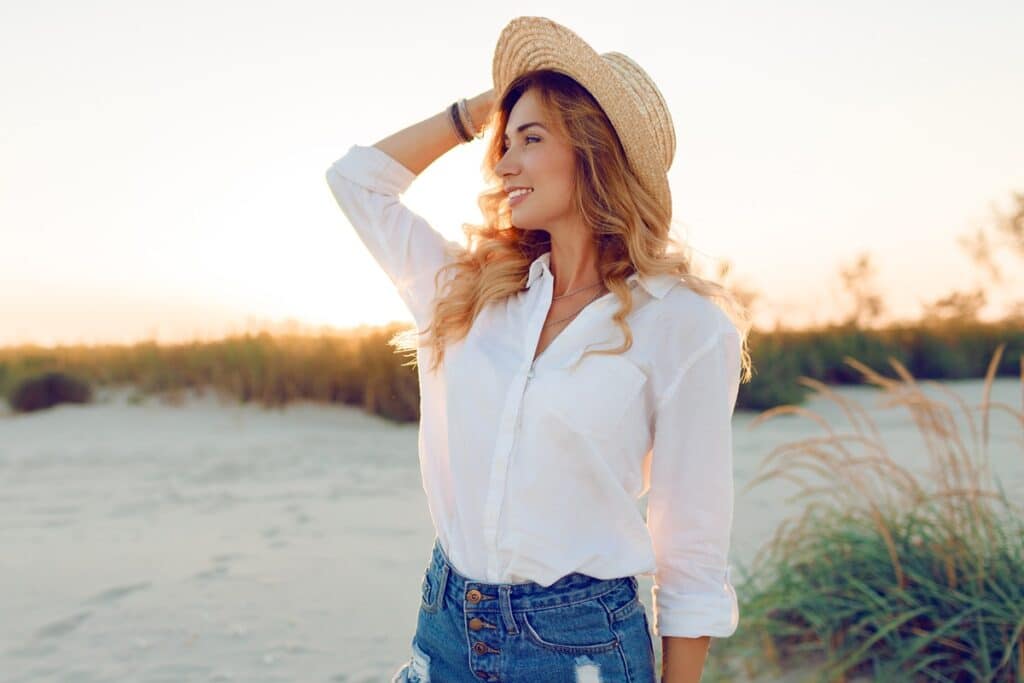 femme en chemisier blanc et chapeau